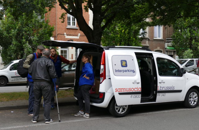 Met de auto of met de fiets … de mobiele teams van Samusocial gaan daar de daklozen toe