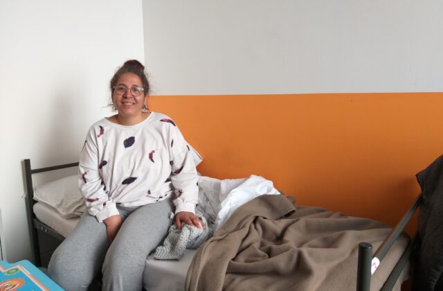 Souhade, 52 ans, hébergée au centre d’accueil pour Femmes Louiza : « il en faut du travail pour vivre sans ressentis négatifs ».