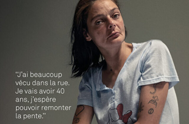 Een posteractie ten behoeve van dakloze vrouwen: “Ik word bijna 40, ik hoop mijn leven nog om te kunnen gooien”. Jennifer.