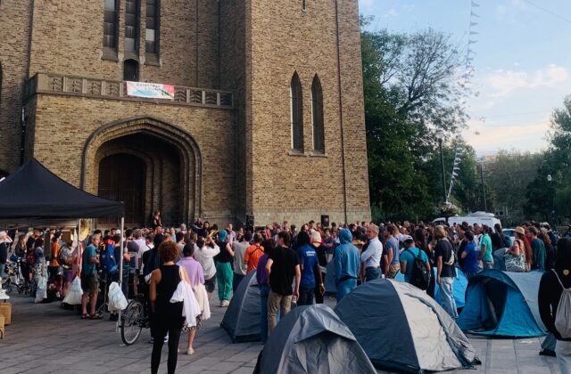 #StopdeOpvangcrisis Het tentenkamp van het Heilig-Kruisplein als symptoom van een systeemcrisis die onmiddellijke structurele antwoorden vraagt
