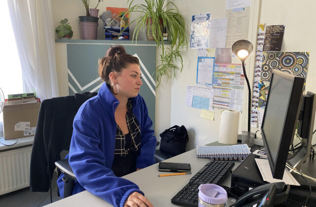 “Donner les clés, ne pas porter la charge” – Le quotidien d’Émie, travailleuse sociale