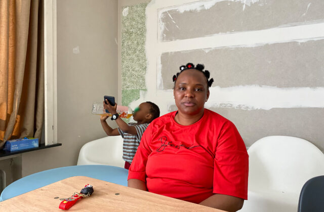 « Il faut beaucoup de courage » Fatoumata a passé trois semaines dans la rue avec son fils de 3 ans.