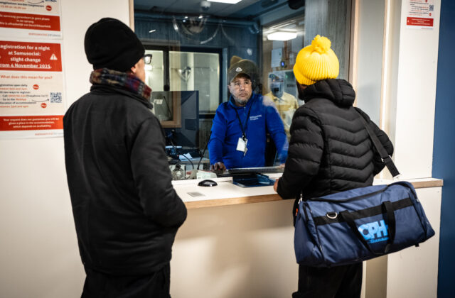 Suppression de 1000 places d’accueil : le risque d’une crise humanitaire au coeur de la capitale européenne